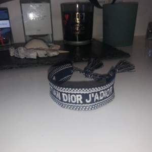 Fint armband av märket christian dior 