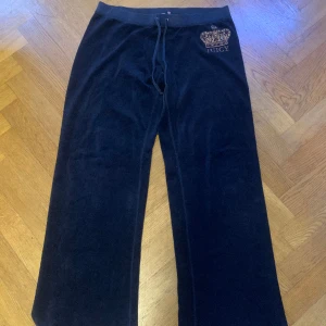 Vintage juicy couture byxorn - Köpte dessa juicy byxorna på vinted men det passade tyvärr inte, dem är i bra skick, det står storlek XL men det kan även passa L eller M, måtten är innerbenläng - 80 cm, ytterbenlängd - 140 cm, midjemått - 44 cm går att justera, skriv gärna frågor