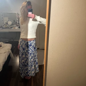 Kjol Holly & Whyte - Lång kjol i vit med blåa blommor på. Från Holly & White i storlek xs.