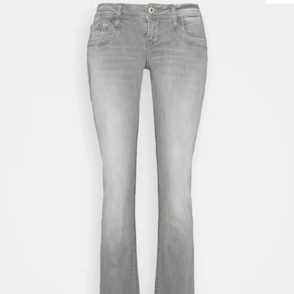 Gråa ltb jeans i modellen Valerie, bootcut och lågmidjat. Storlek 26/30, köpta för 830 och säljer för 700. Kan även byta ut mot ltb jeans i strlk 24/30 elr 25/30! Nästintill nyskick. Jeans & Byxor.