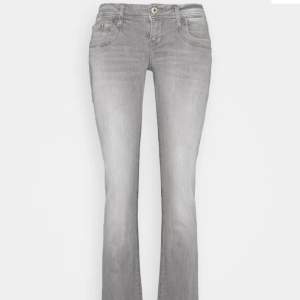 Gråa ltb jeans i modellen Valerie, bootcut och lågmidjat. Storlek 26/30, köpta för 830 och säljer för 700. Kan även byta ut mot ltb jeans i strlk 24/30 elr 25/30! Nästintill nyskick
