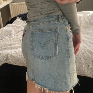 Levis Jeanskjol - Superfin jeanskjol från levis. Superfint skick, storlek w26, passar mig som brukar ha s/36 i byxor. Köpt på jeansbolaget för ca 600 kr.🤍🩵