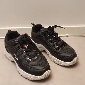 Svarta skor från fila, använda ca 10 gånger. Passar inte smala fötter.