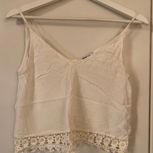Somrig topp från Gina Tricot  - Använd men i fint skick. Storlek 34, normal i storleken. Något croppad 