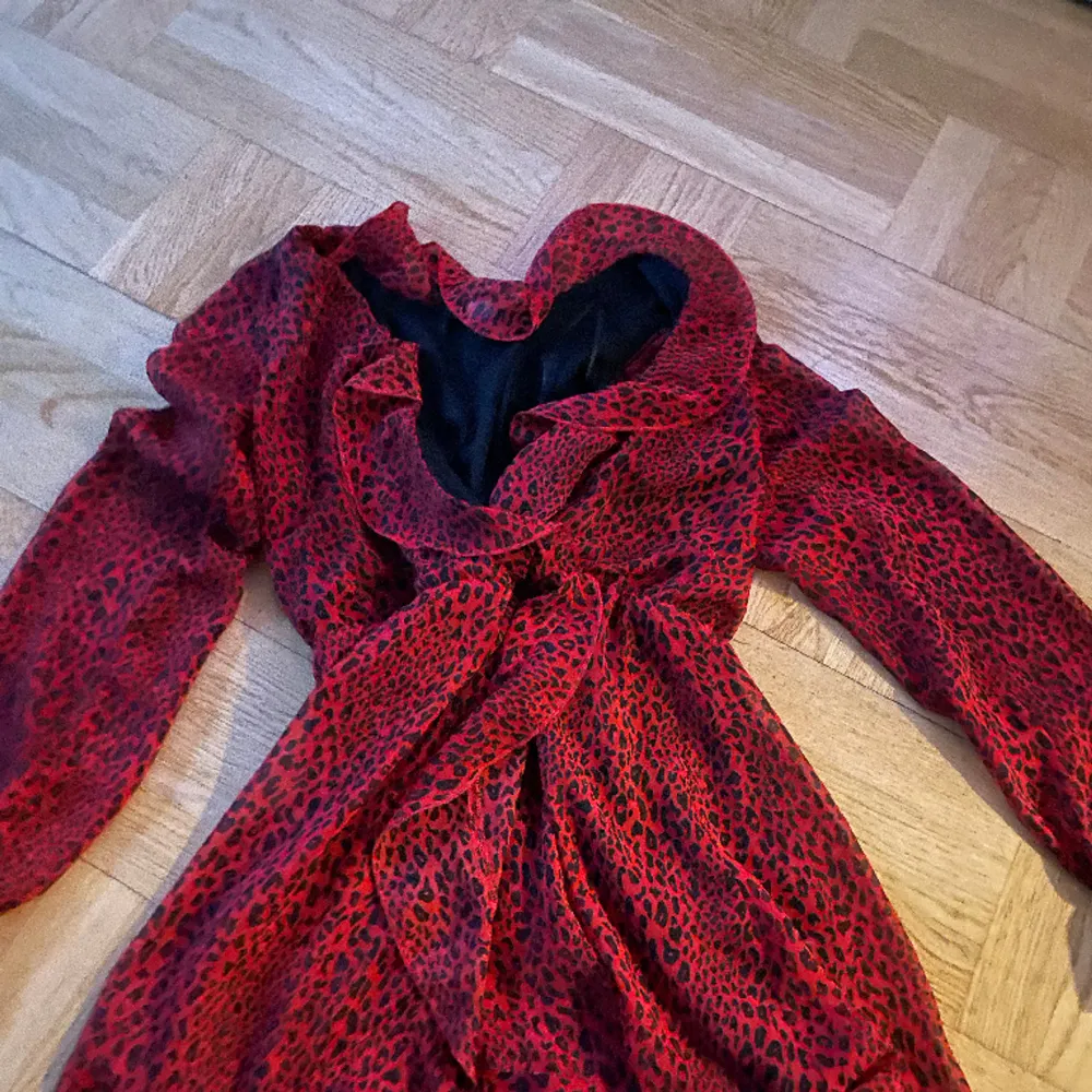 Röd klänning med leopard mönster den sitter skit snyggt och är jättefin på. Säljer för att jag vill köpa nya klänningar till sommarn. Klänningar.