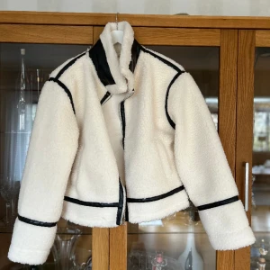 Kappa - Säljer min kappa, aldrig andvänt då det inte är min stil. Har bara hängt i garderoben så tycker den borde få ett nytt hem:) inga fläckar eller förstörd någon stans. Skicka om du vill ha fler bilder. Strl S men passar mig M