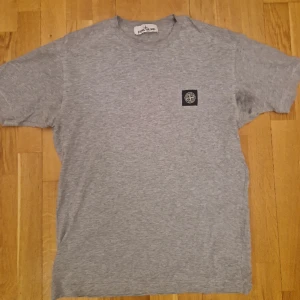Stone island t-shirt - Säljer en äkta stone island i grå färg. Storlek M. Fint skick! Qr kod finns för att bekräfta äkthet. Skriv om du har några frågor :)