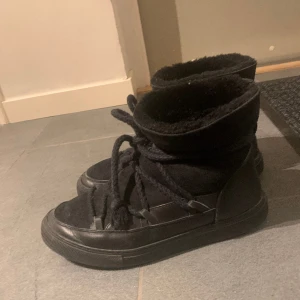 Inuikki  - Är det någon som vill köpa eller byta ut dessa super snygga inuikkis mot ett par i storlek 40 eller nära där iallafall. Det är ingen fel på skorna samt inga skador, dem är bara lite stora på mig. Eller är du som sagt intresserad att köpa dem? Skriv