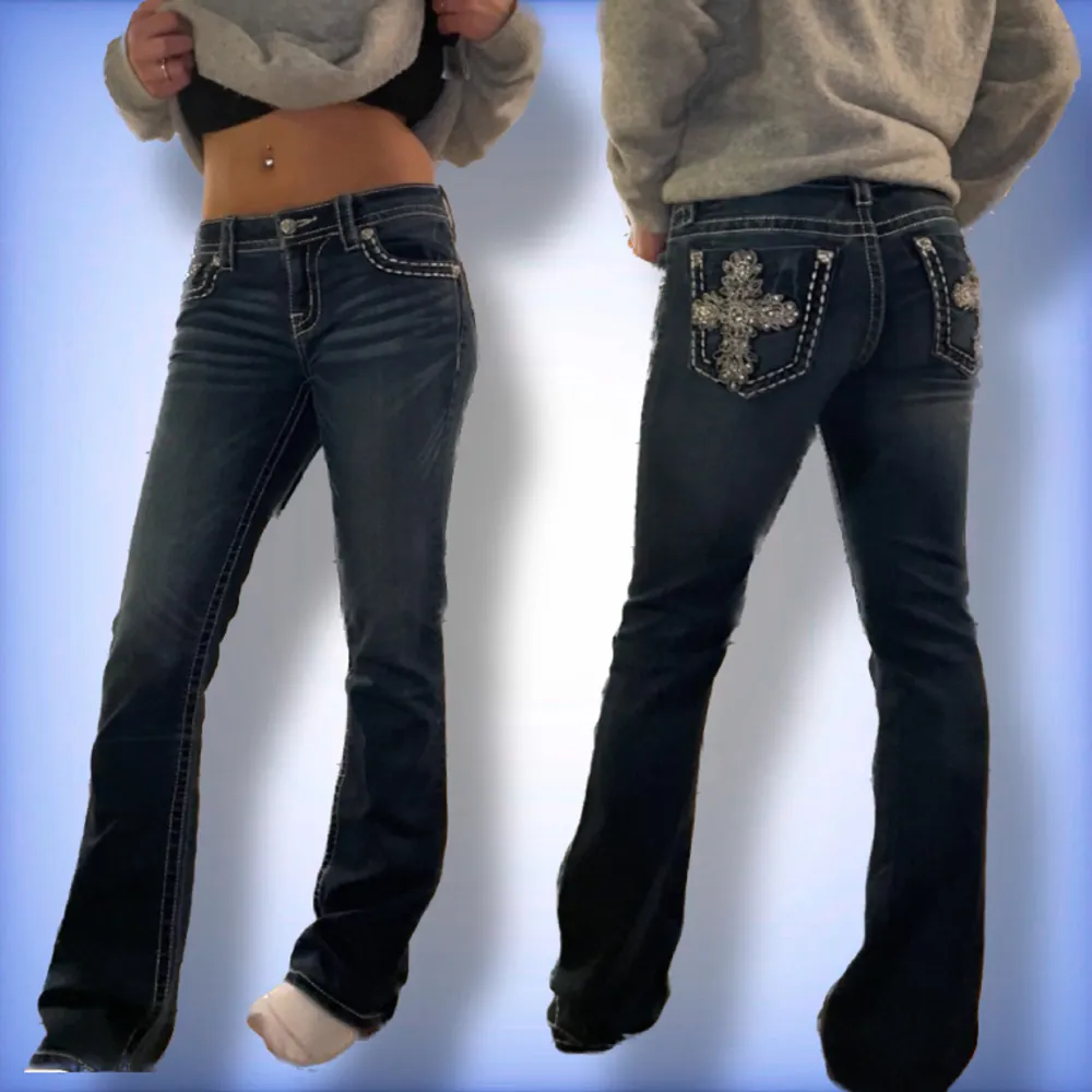 Ett par jätte fina bootcut, lågmidjade miss me jeans med speciella bakfickor med vackra detaljer 💎 Hör av dig om du har frågor eller vill se defekter! (5% rabbat på alla köp ifall du följer JeansAndStuff.se på Instagram 💵). Jeans & Byxor.