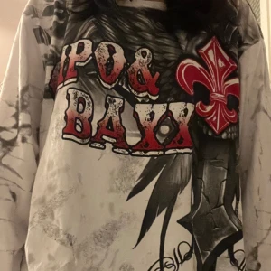 Chipo And Baxx långärmad tröja - En långärmad tröja för män men passar också kvinnor, storlek XL. Har inga defekter och har inte använts så ofta. Ganska lång för de som har i vanligafall XS och S.