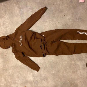 Stilren Calvin Klein huvtröja med byxor - Smal och obetydligt använd.