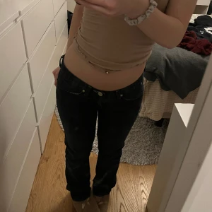 Acne jeans - Intressekoll (budgivning) på mina supersnygga, svarta, lågmidjade jeans som inte passar min stil och därför inte kommer till användning, köpte dom här på plick så vet ej hur mycket förra ägare använde jeansen men för mig är dom endast testade💗