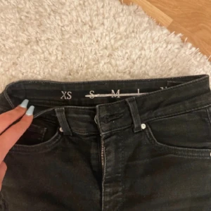 Jeans - Utsvängda jeans från bikok st xs