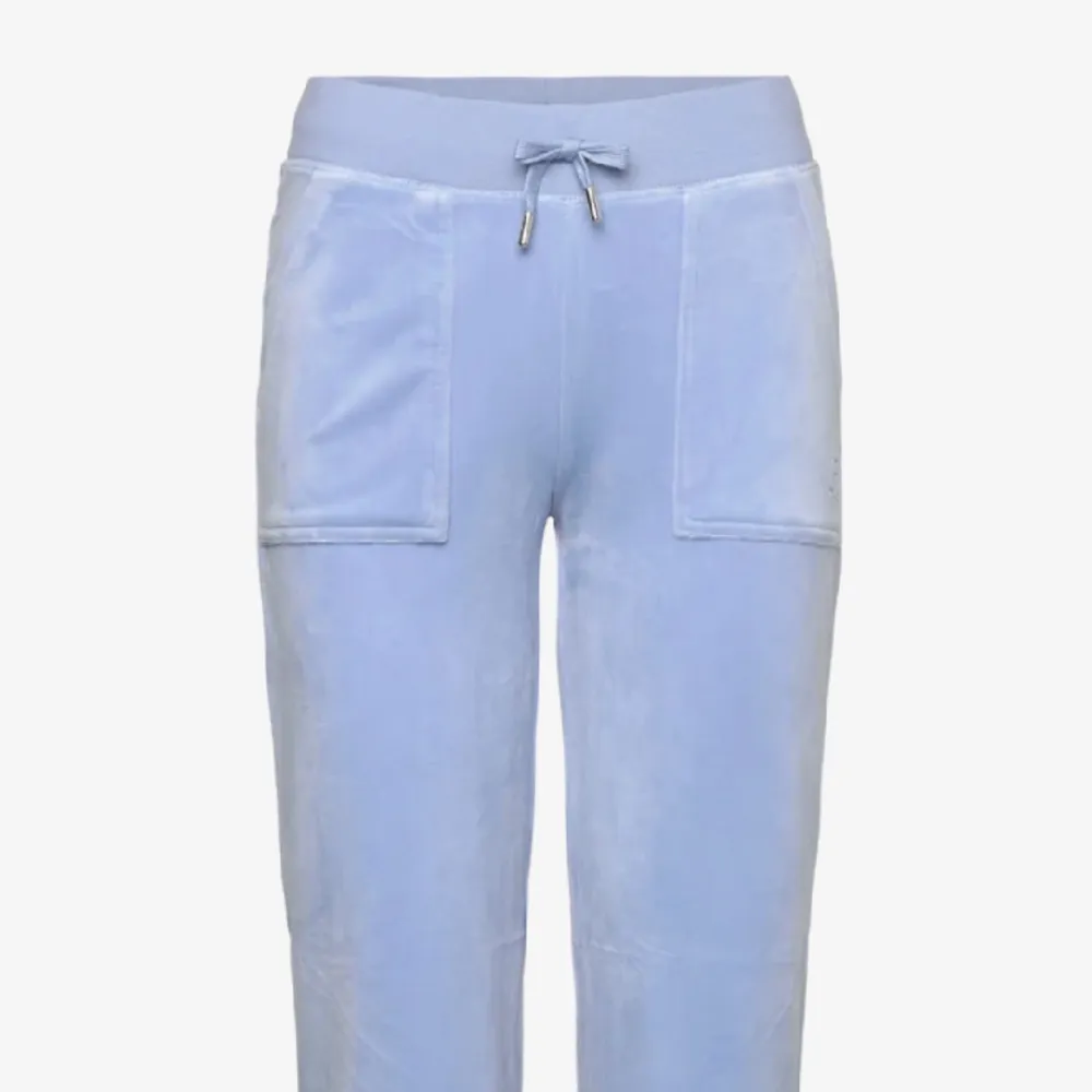 Jätte snygga ljusblå byxor från juicy couture! Storlek S💘 inga defekter! Nypris: 1200 men säljer för 550💓 kan gå ner i pris vid snabbt köp💞💞💞. Jeans & Byxor.