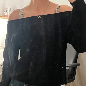 svart tröja - så skön tröja och i bra skick använd ett fåtal gånger. Har däremot flera stycket stickade tröjor och behöver tömma.  Skriv till mig för mer bilder