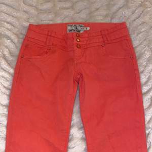 lågmidjade trendiga rosa jeans som inte passar mig i storleken, har därför inga bilder med de på. storlek L men passar även M. mer rosa/röd i verkligheten än på bild💗💗betalning sker via köp-nu💗
