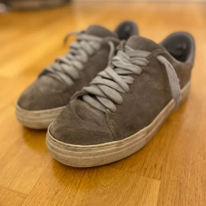 Vagabond Skor - Säker dessa vagabond skor då dem har blivit för små. Ny pris 1200-1500 Men dessa få ni för 199 på grund av att dem är lite slitna men priset kan diskuteras!