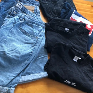 Klädpaket XL - 2 st. Shorts denim från Lager 157 4 st. T-shirts  Svart med vitt kritmönster: Urban classic. Svart: Urban classic Marinblå med tryck: Shorty’s Svart med Junkyard tryck: Junkyard  Allt är storlek XL. Nyskick. Djur finns i hemmet.  
