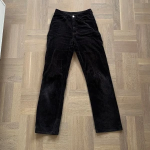 Bruna manchesterbyxor  - Superfina bruna manchesterbyxor. Högmidjade. Från weekday 🤎