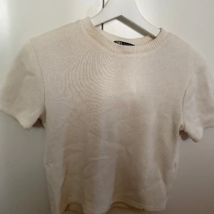 Zara t-shirt 💗 - Snygg t-shirt i skönt material ✨