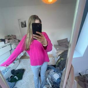 Jätte cool rosa stickad tröja från &other stories!! Jätte najs passform!🩷🩷Helt ny aldrig använd!