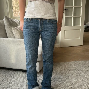 Lågmidjade jeans  - Jätte fina jeans från brandy använd några gånger be om fler bilder om man vill ha!❤️