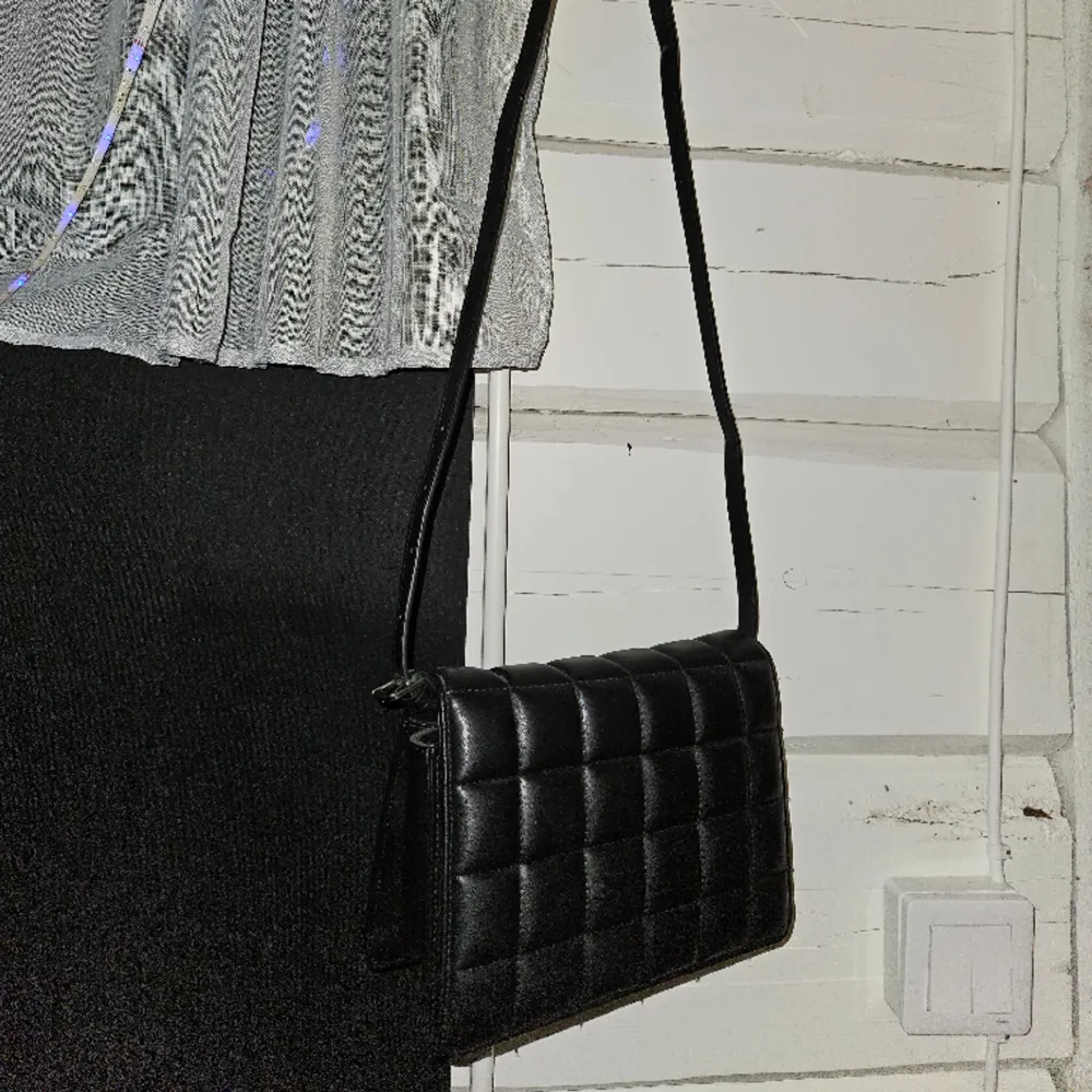 Nu väljer jag att sälja min svarta väska från H&M eftersom den bara hänger i mitt rum med bra skick men kommer inte till användning.. Väskor.