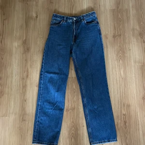 Högmidjade jeans - Högmidjade jeans från Monki. Gott skick. 