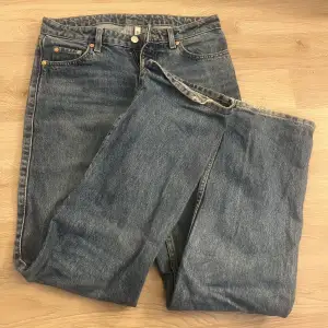 Lågmidjade jeans från weekday i modellen ARROW 😊😊Säljer då de inte kommer till användning. Storlek 26/32 🌟Nypris 590kr, färgen säljs inte längre!!!