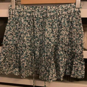 Zara kjol - Kjol ifrån zara med inbyggda shorts, har inte använt den mycket, blommorna är lite grönare i verkligheten🥰skriv om frågor och bilder 