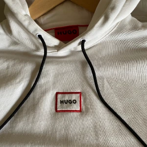 Hugo boss hoodi - Säljer denna Hugo boss hoodin som är köpt på Zalando. Stor i storleken och använd en gång. Den är beige ändast kvalitet på bilden som blev konstig så skriv för bättre bilder!