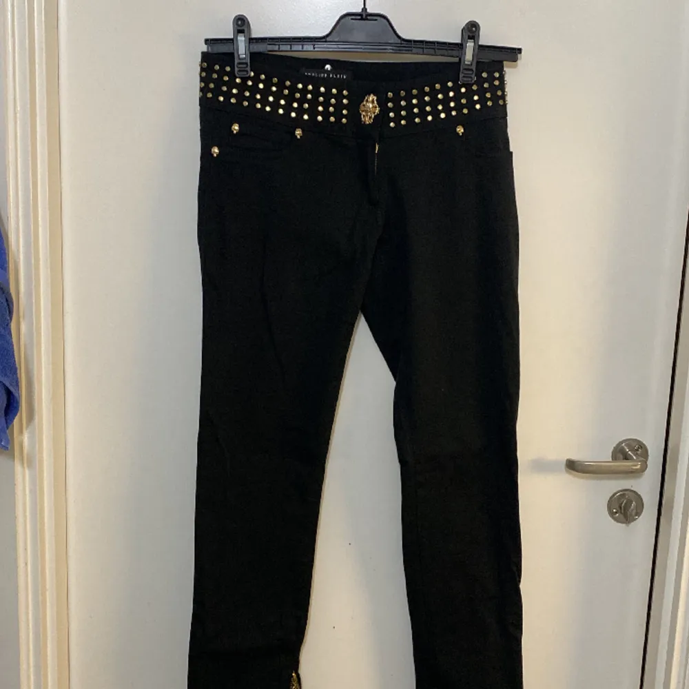 Helt nya Philipp Plein svarta byxor med nitar str 36 coola med dragkedjor nertill . Jeans & Byxor.