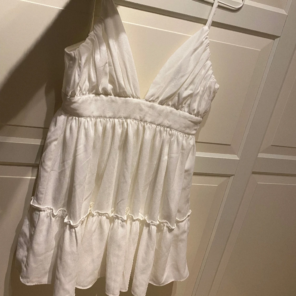 Oanvänd vit klänning