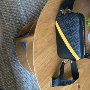 Fendi väska -  Hej säljer en Fendi väska väldigt bra kvalité använd kanske 2 gånger säljer för har ingen användning av den, påse ingår även i köp hör av er om ni vill ha fler bilder eller har frågor😊