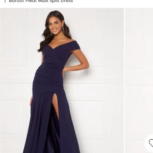 Balklänning, mörkblå - Balklänning från Bubbleroom (köp pris 999kr). Endast använd en gång. Mycket bra kvalitet 👏 on/off shoulders.   Första bilden är på klänningen från Bubblerooms hemsida. 