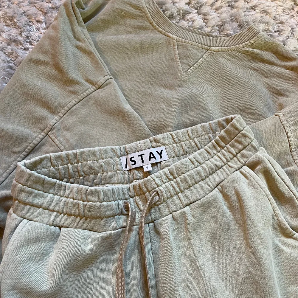 Säljer mitt beiga mjukis sett från Stay! 💛 shorts med en sweatshirt!  Bra kvalite och skön att ha på sig! . Hoodies.