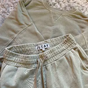 Säljer mitt beiga mjukis sett från Stay! 💛 shorts med en sweatshirt!  Bra kvalite och skön att ha på sig! 