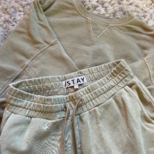 Mjukis sett från STAY  - Säljer mitt beiga mjukis sett från Stay! 💛 shorts med en sweatshirt!  Bra kvalite och skön att ha på sig! 