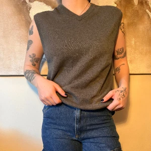 stickad väst - grå stickad väst i strl M men passar mer som en S.