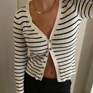 Randig kofta från zara - Supersöt randig kofta från zara. Tryck gärna på köp nu!🤍