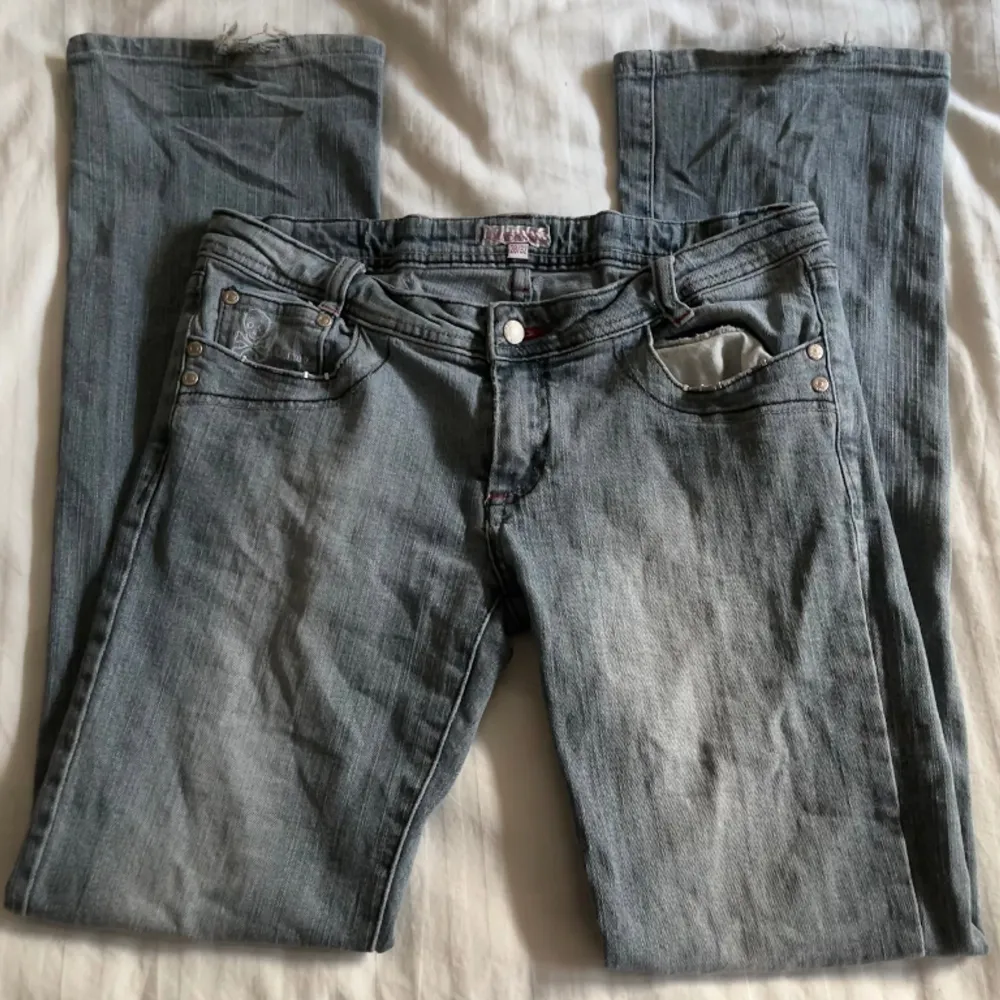 jätte söt bootcut jeans med silverdetaljer. bra skick förutom från liten skada i slutet av benet. (Du kan se i första bilden) Midjemått: 28 innerben mått: 32. Jeans & Byxor.