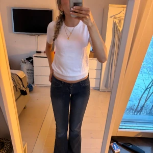 stickad T-shirt zara! - superfin vit stickad T-shirt från zara i bra skick🙌🏼passar verkligen till allt, storlek s men skulle säga att den funkar på xs-m🙏🏻