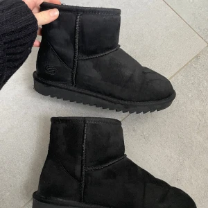 snygga boots i topp skick!  - Snygga boots i bra skick! Bara använts 1 gång på asfallt. Är som nya! Hör av dig om du är intresserad!