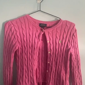 Stickad raulph lauren kofta💘 - En mysig kofta den raulph lauren. Inga märken, fläckar osv. (Alltså väldigt bra skick) Säljer pga av att den är för liten för mig.💘