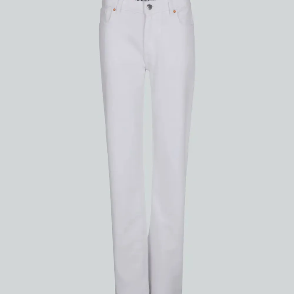 Dessa jeans är från bikbok (LOW STRAIGHT WHITE JEANS) och har inga defekter💗  storlek: W:26 L:32 Säljer pga att de inte kommer till användning💗 Orginalpris:699kr. Jeans & Byxor.
