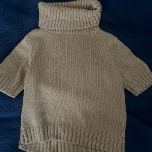 Söt beige kortärmad stickad tröja  - Säljer denna jättefina stickade topp som tyvärr är för liten för mig, men skulle passa perfekt på s/xs. Den är i toppskick. Hör av er för mer info💗