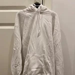 Säljer denna fina vita h&m hoodie den är välanvänd men fin säljer för 40kr strl: xs💓💓
