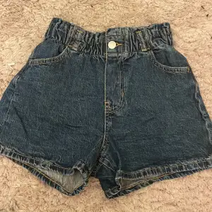 Jeans shorts dom är high waisted 