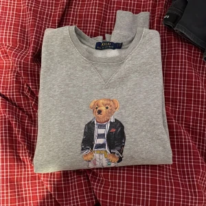 Ralph lauren tröja - Säljer denna sjukt snygga och stilrena tröja från Ralph lauren, tröjan är i använt skick men är fortfarande väldigt fin  Nypris:2200kr Skick:8/10