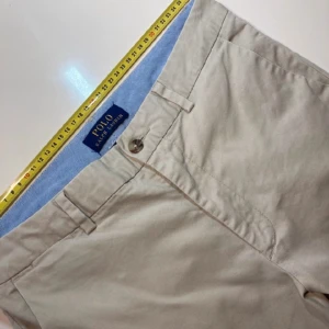 Ralph Lauren  (Chinos) - Måtten finns på bild. Som nya. Jag tror att det är storlek S